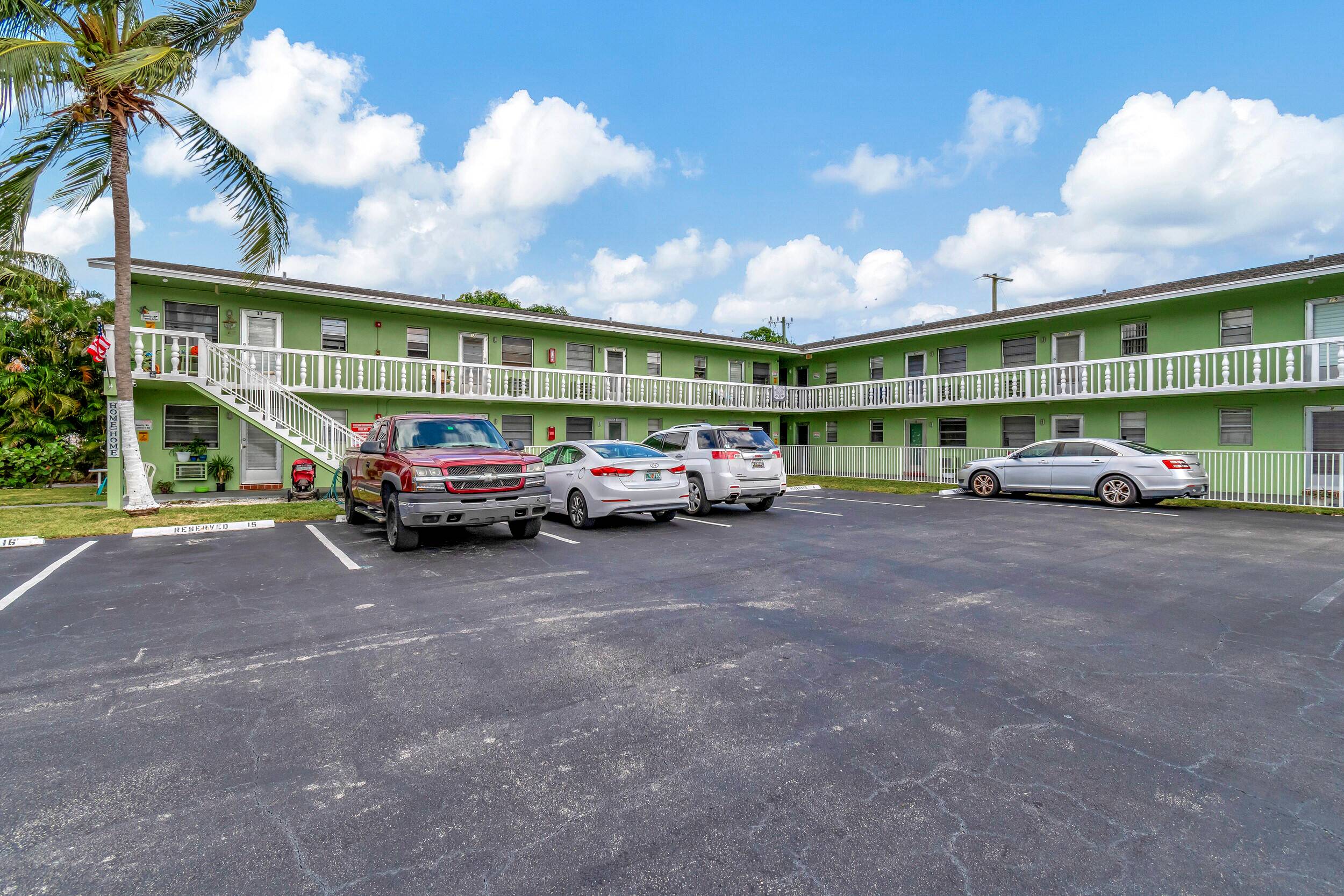 Welcome to this 1 bedroom 1 bath Lake Worth Beach condo.