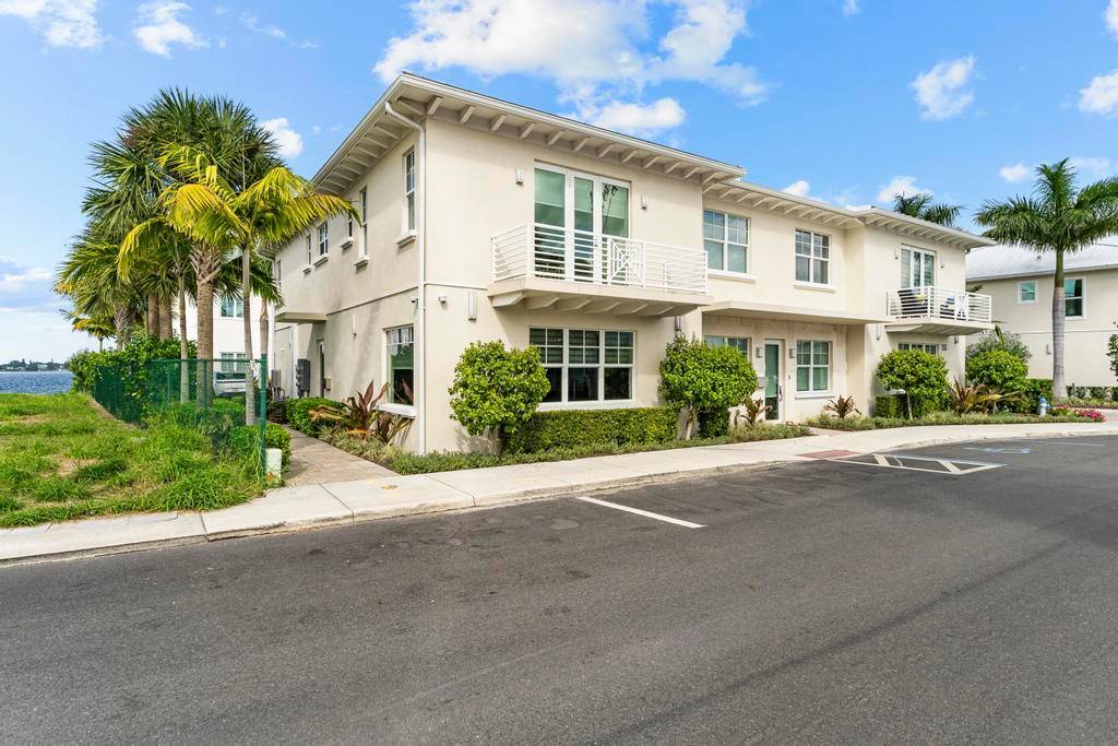 DOWNTOWN STUART LUXURY TOWNHOME WITH ON SITE BOAT SLIP INCLUDED !