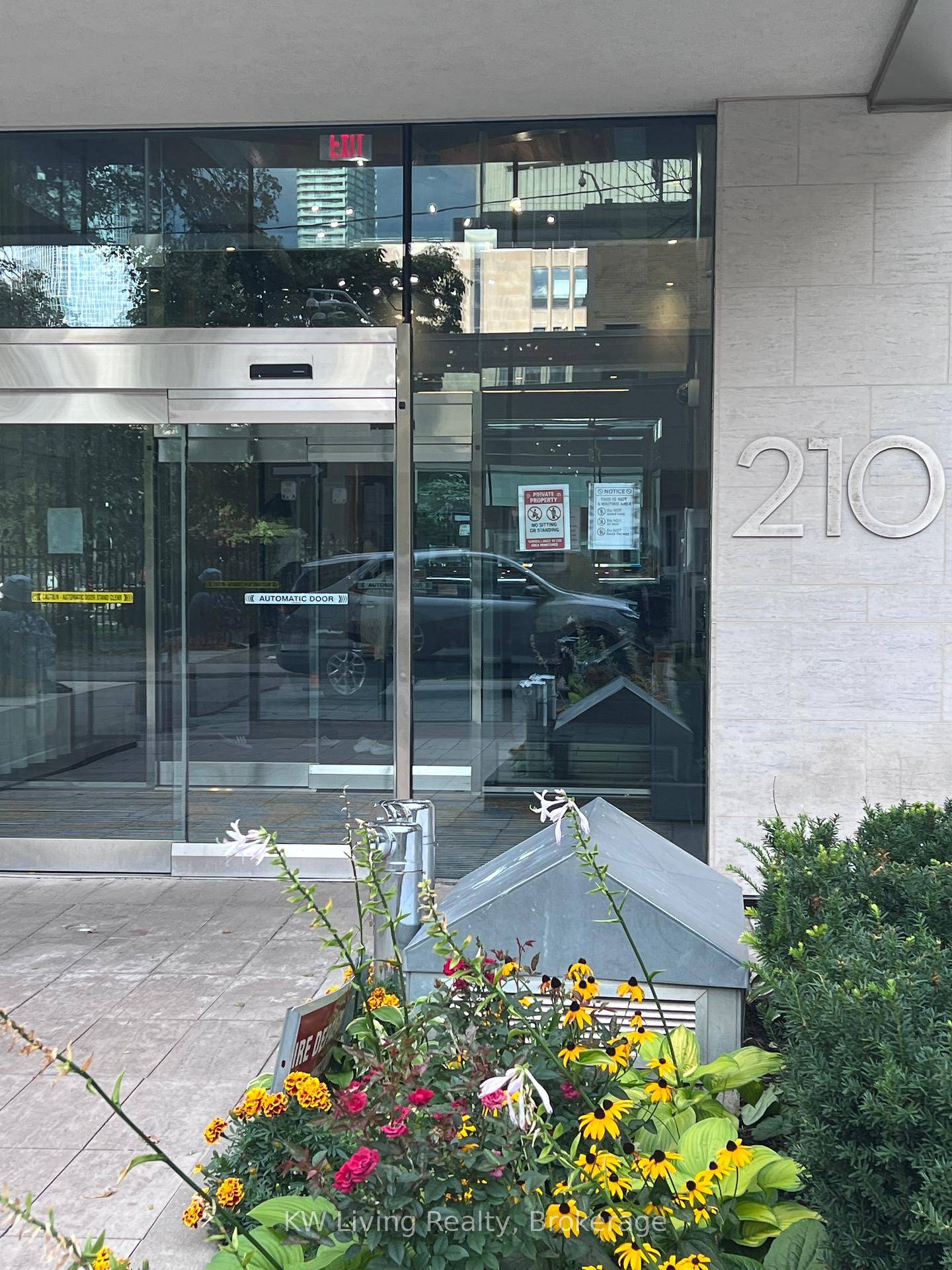 Location ! Location ! This quiet and safe area is conveniently located between Osgood and St.