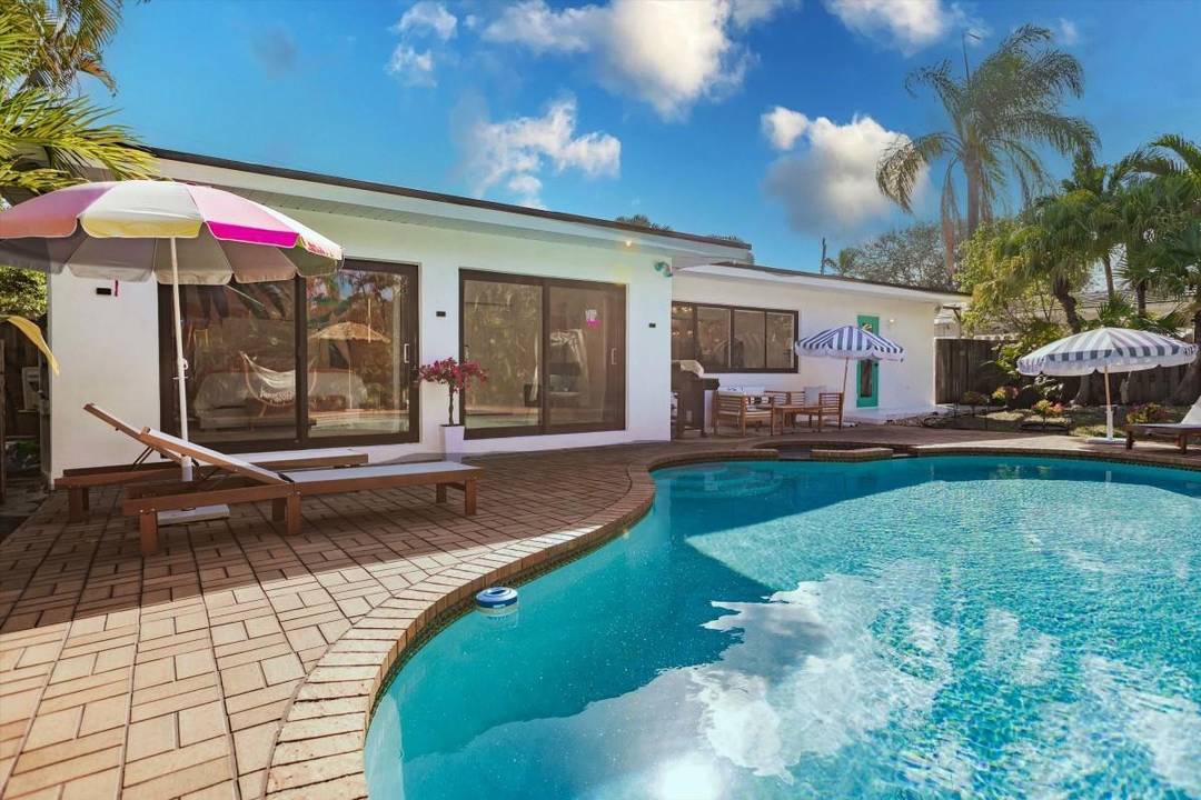 Experience ultimate relaxation in this coastal Lauderdale by the Sea private tropical retreat !