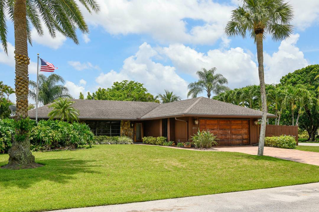 Wonderful 3 Bedrooms PLUS Den with Built in Desk Murphy Bed, 2 Baths.