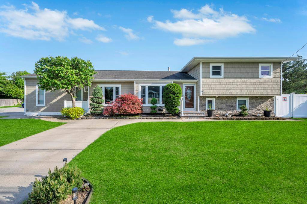 Irresistibly Charming ! This 3 Bedroom, 2 Bathroom, Split Ranch Offers A Spacious Layout With Endless Possibilities, Whether It Be A Separate Playroom Or Movie Room You'll Enjoy The Conveniences ...