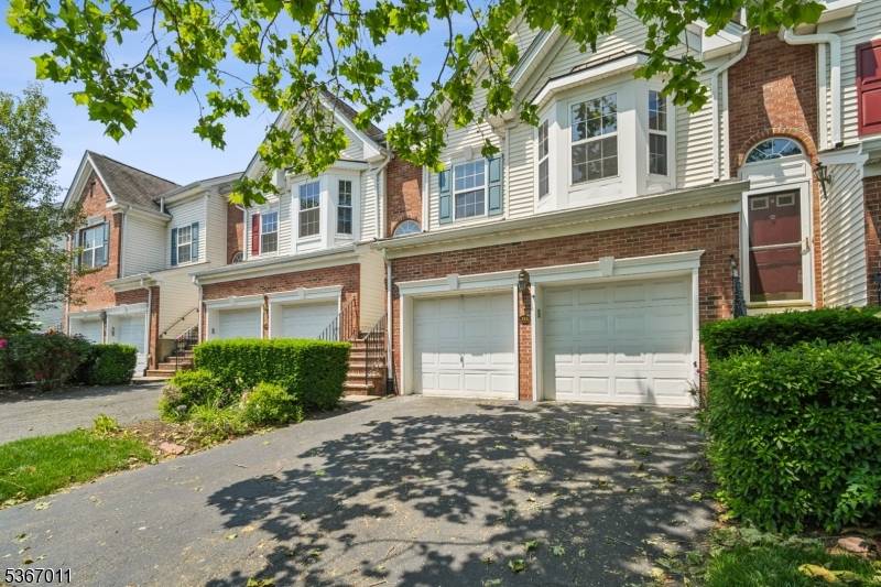 Welcome to this beautifully updated and largest Oxford model townhouse in the highly sought after Cambridge Heights community.