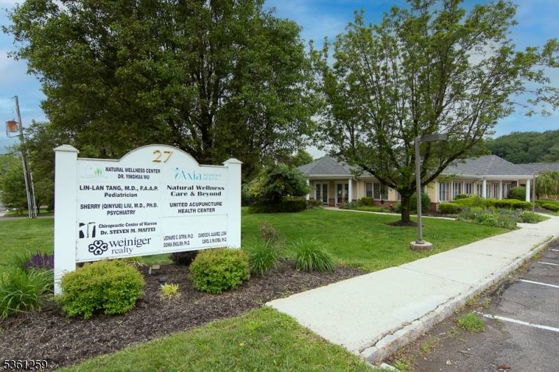 Turnkey medical professional condo in desirable Crosspointe complex.