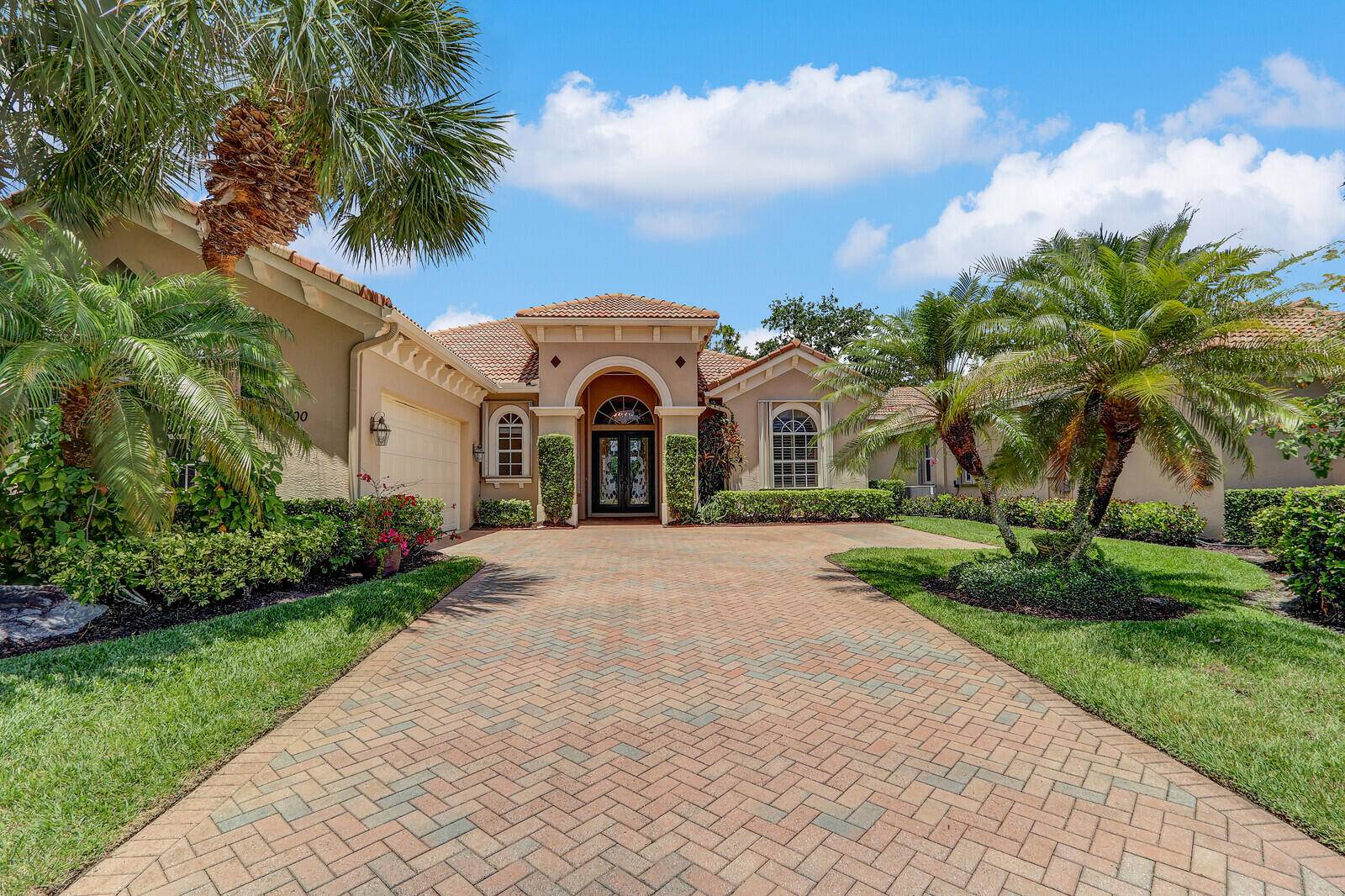 SPECTACULAR GOLF WATER VIEWS !