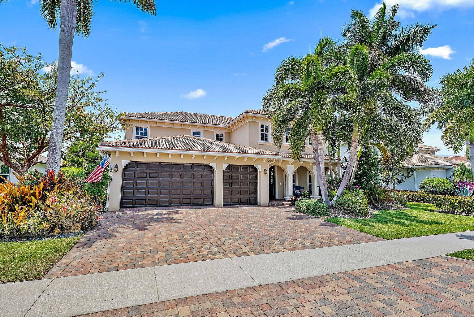 Absolutely Gorgeous Lake Front CBS, 4 Bedroom Large Bonus Room, 4.