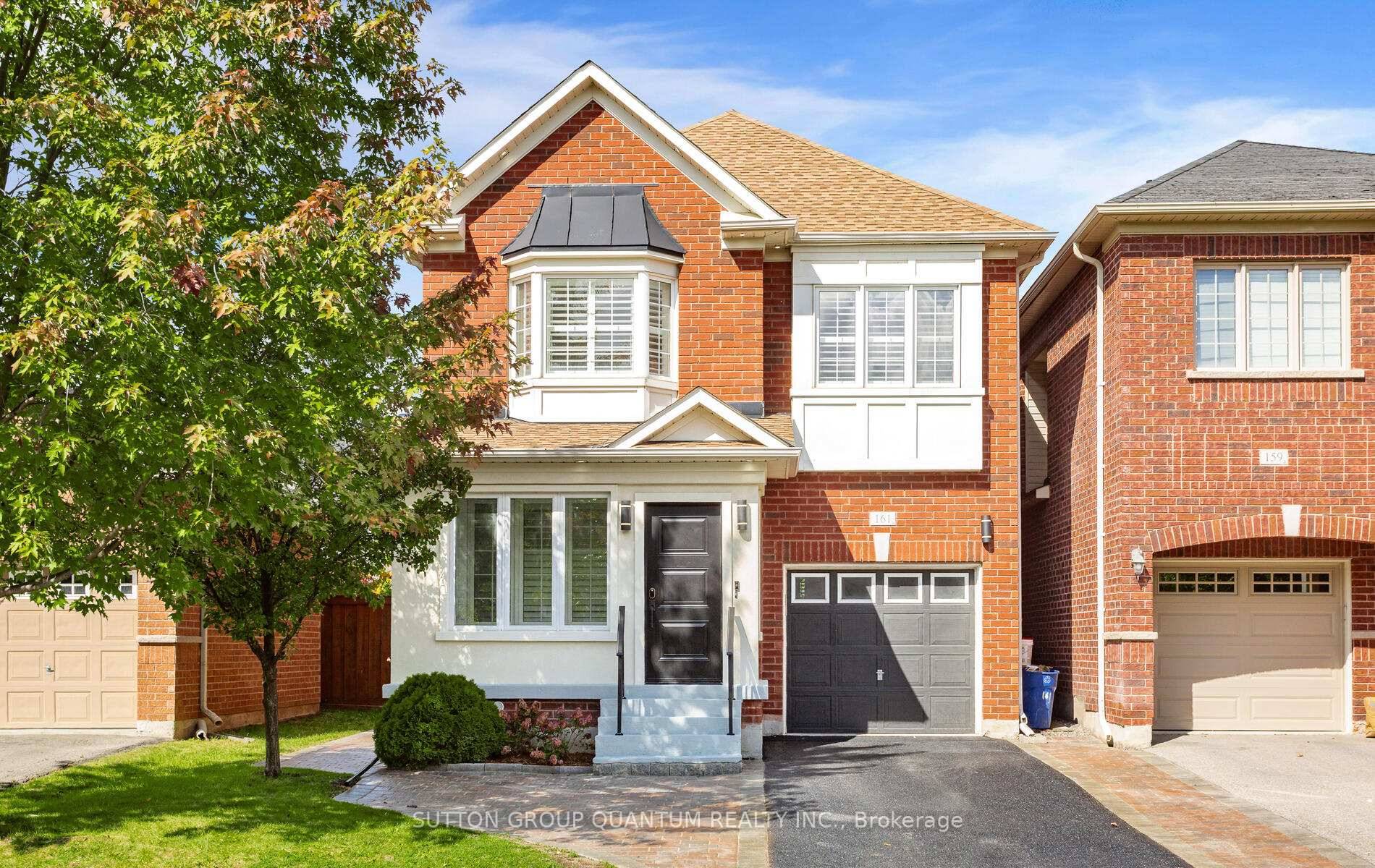 Custom Style Luxury in Miltons Sought After Scott Neighbourhood !