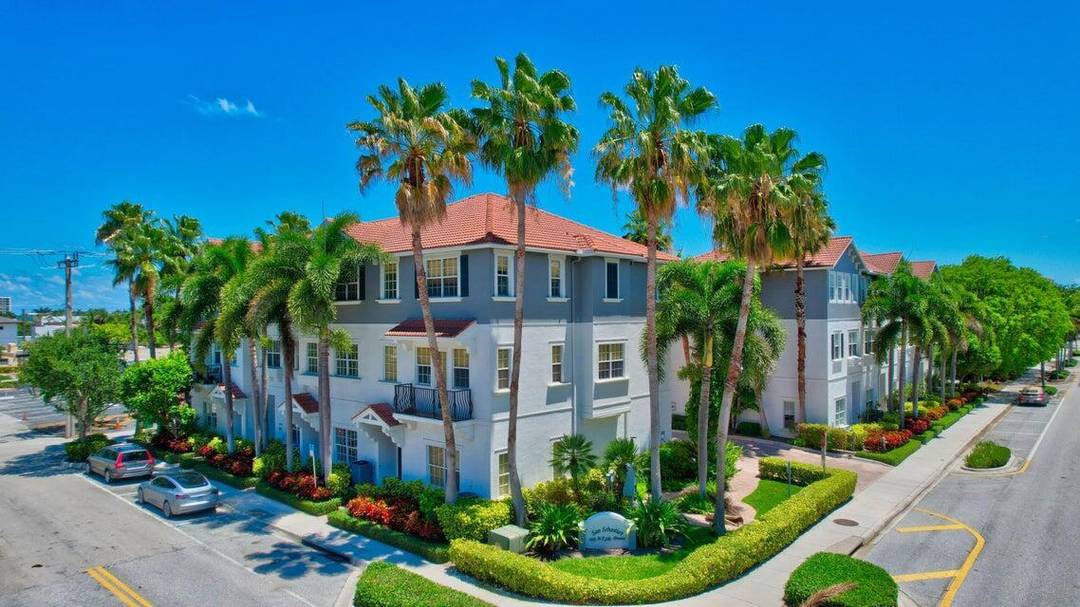 This beautifully located townhouse is within walking distance of Atlantic Ave, the beach, restaurants, and shopping.