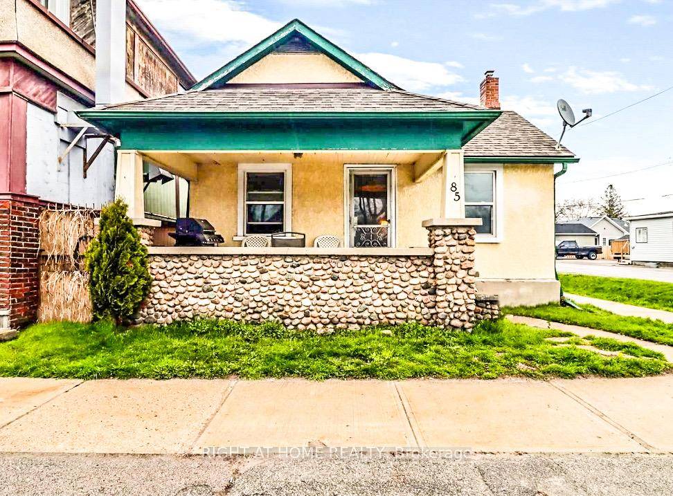 Dreamy amp ; charming Bungalow with a cute covered veranda.