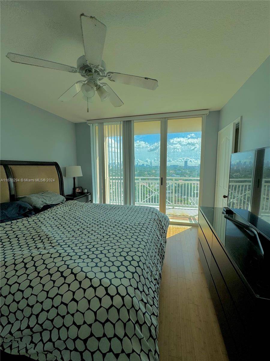 Welcome to Da Vinci, a spacious and charming 2 bedroom, 2 bath corner unit with two balconies and amazing views of Coconut Grove and Downtown Miami.