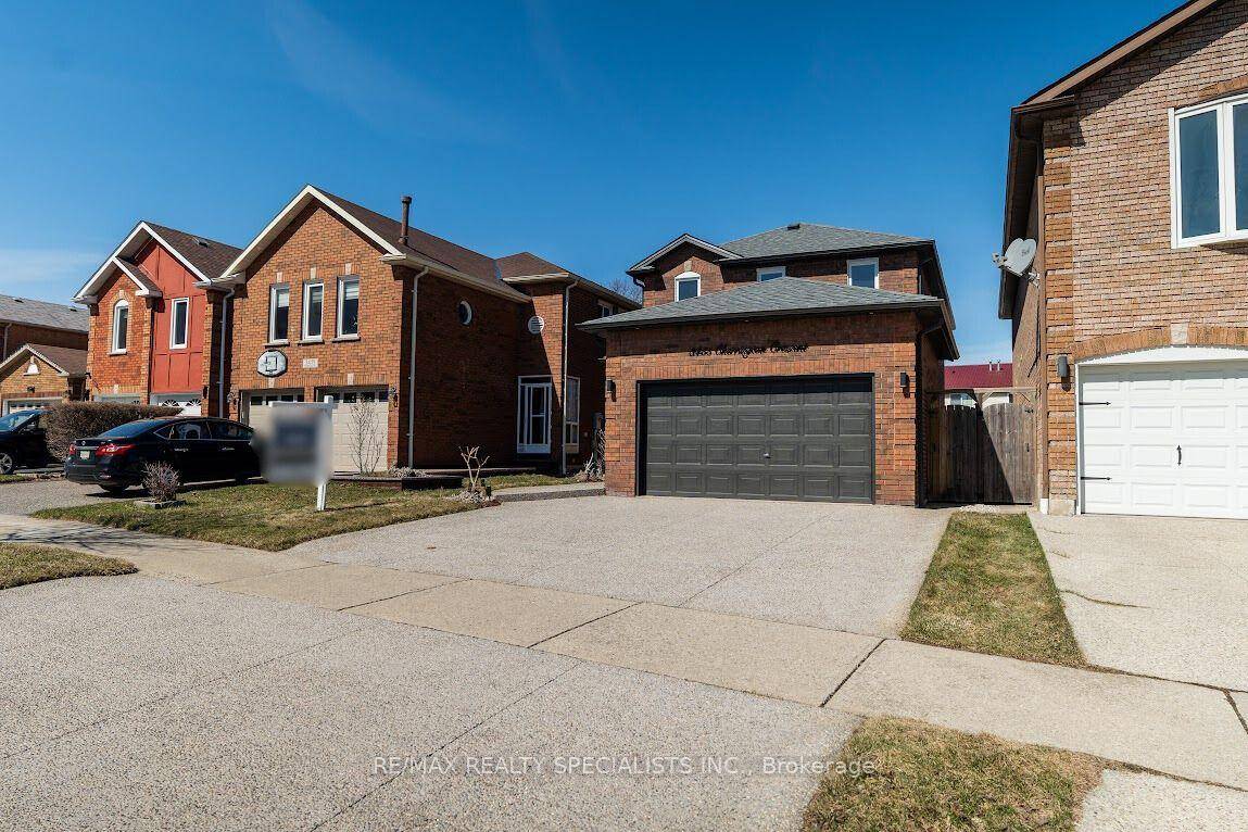 Stunning 4 bedroom, 4 bathroom detached home in highly desirable neighbourhood.