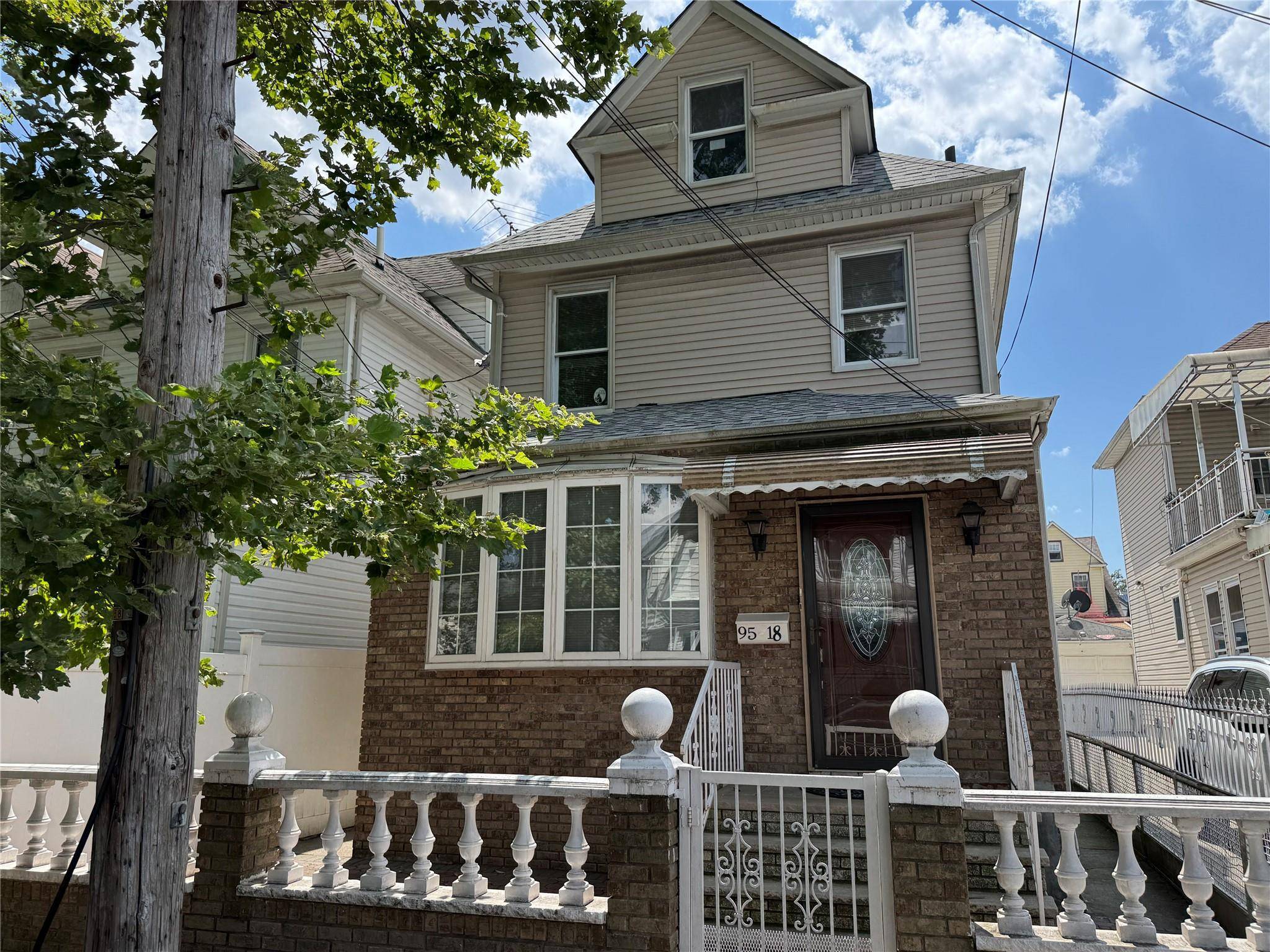 Well maintained, Vacant 2 family detached house in the heart of Richmond Hill.