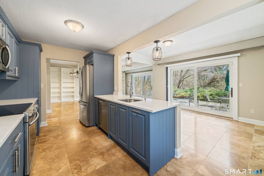 This three bedroom, two full bathroom Berkshire model condo in Heritage Circle, Southbury, offers a private setting on a cul de sac.