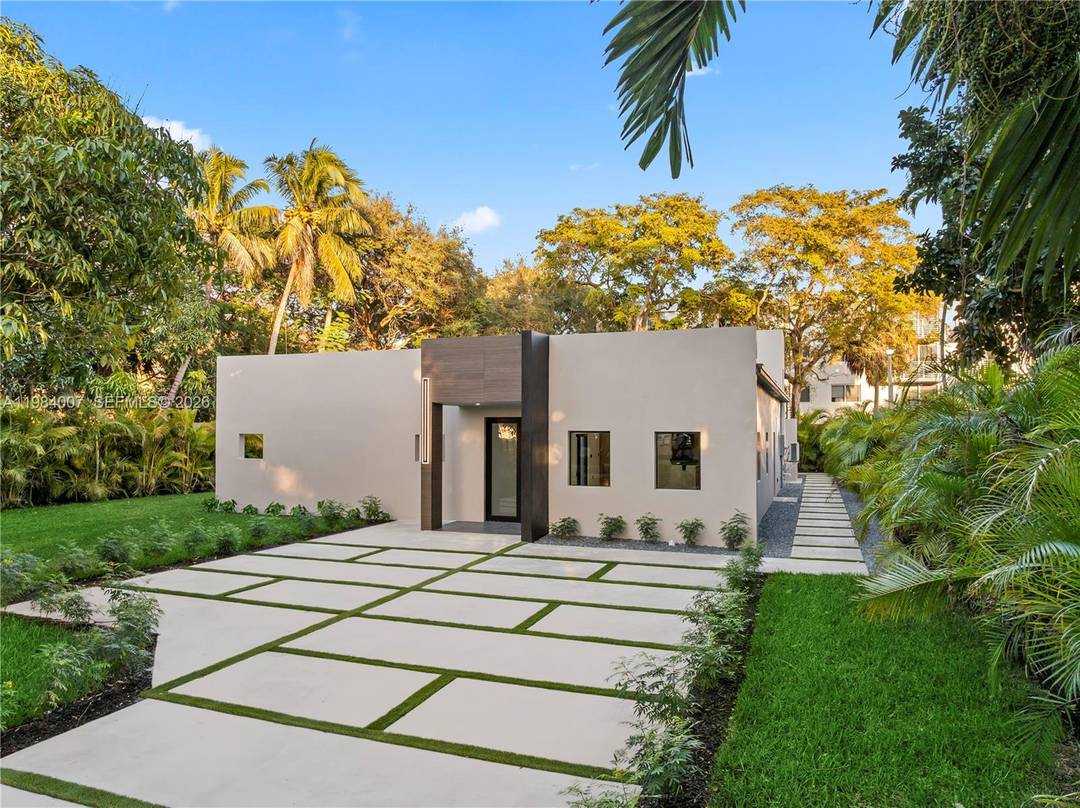 NEW CONSTRUCTION amp ; MODERN LUXURY RESIDENCE.