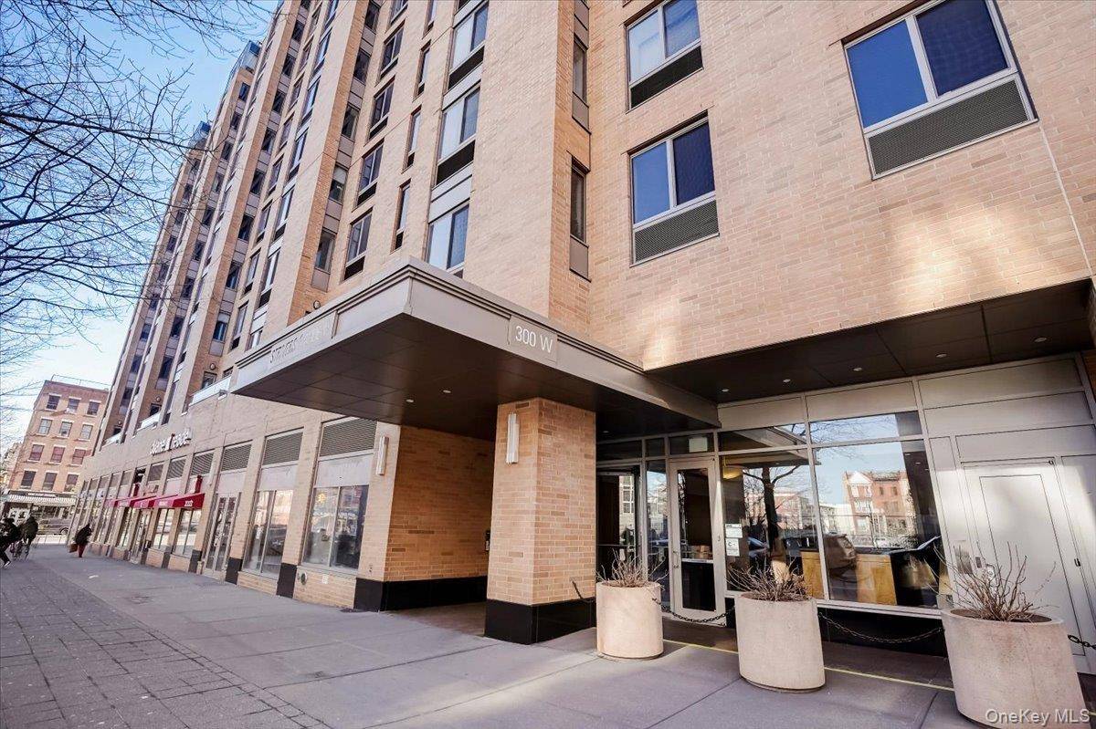 Welcome to 9G an incredibly spacious 3 bed 2bed den 2 bath apartment located in Central Harlem.