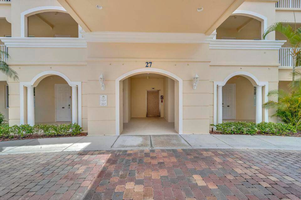 Perfect Location ! ! ! Awesome 1st floor unit across from the Harbour Isle Amenities Swimming Pool, Jacuzzi Hot tub, Clubhouse and Tennis Courts.