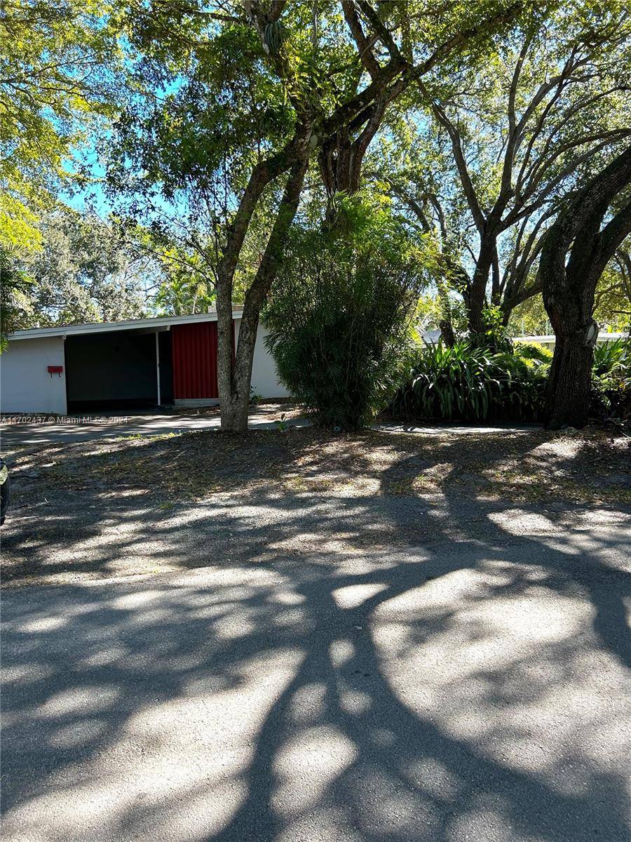 PRICE TO SELL ! ! ! Welcome to this hidden gem in the heart of Pinecrest !