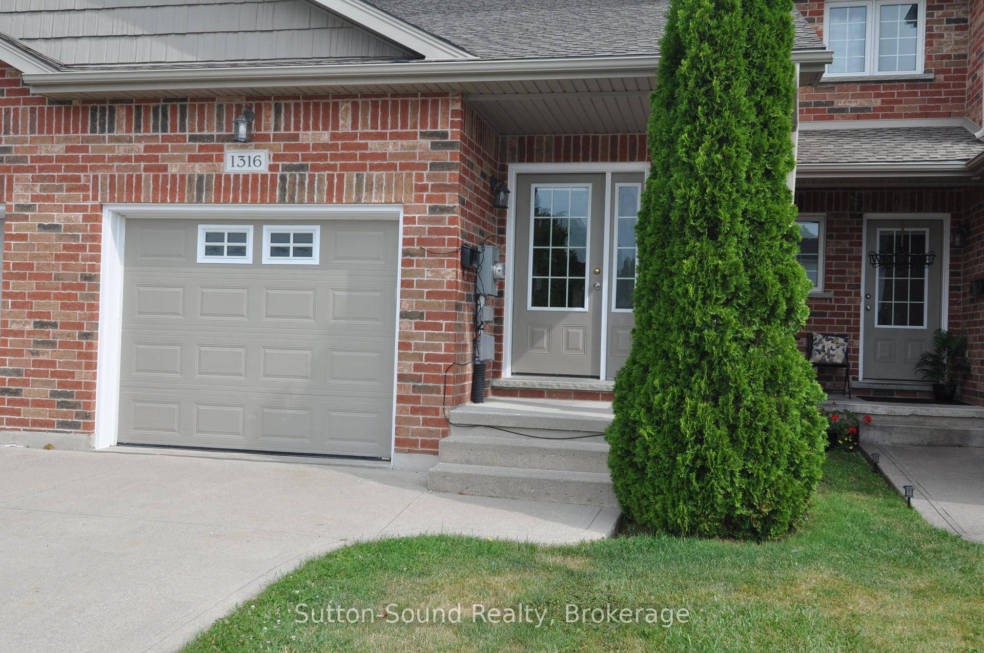 Welcome to this well appointed 3 bedroom 2.