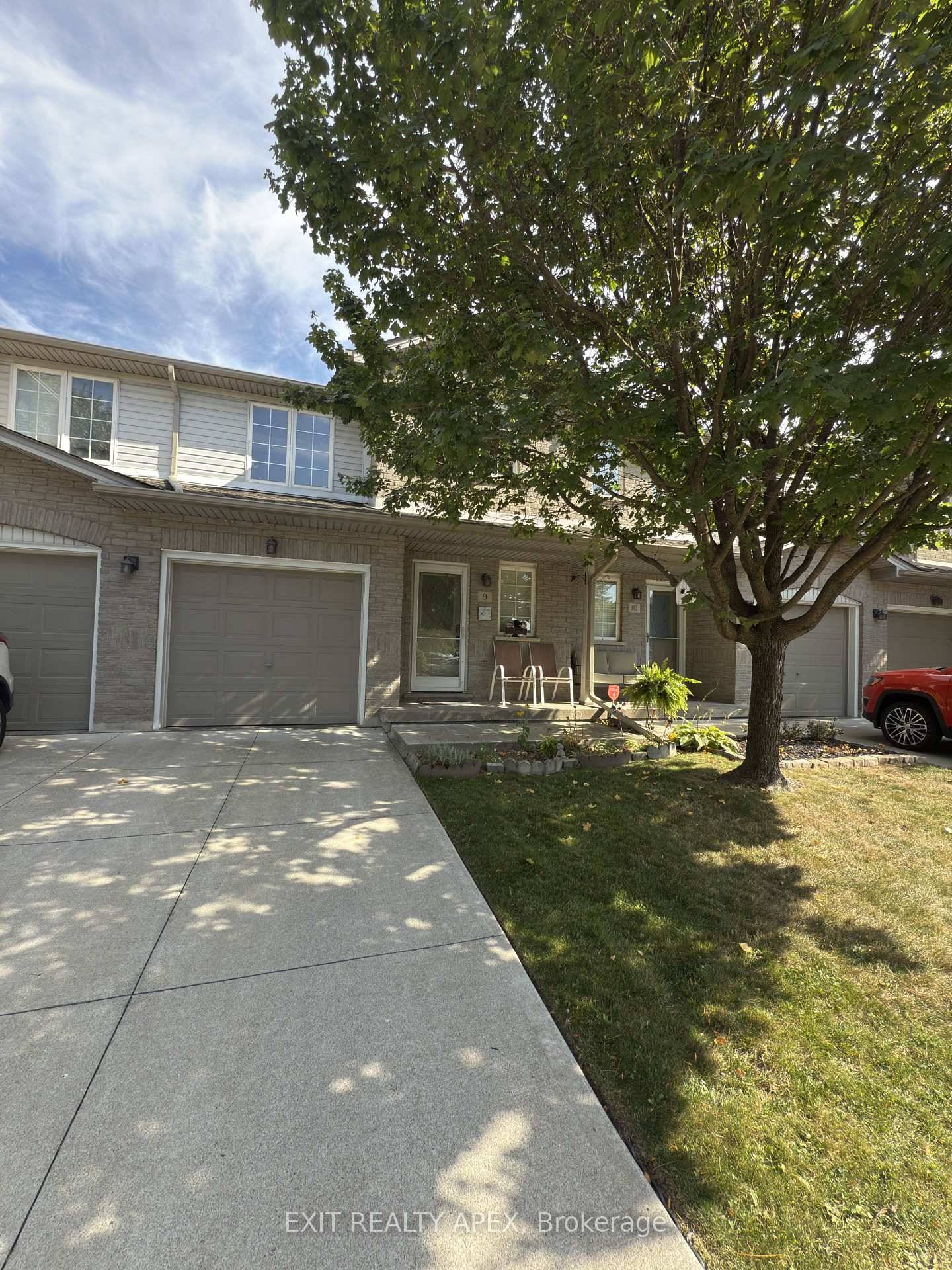 Welcome to this fantastic condo toiwnhouse in prime Hamilton location.