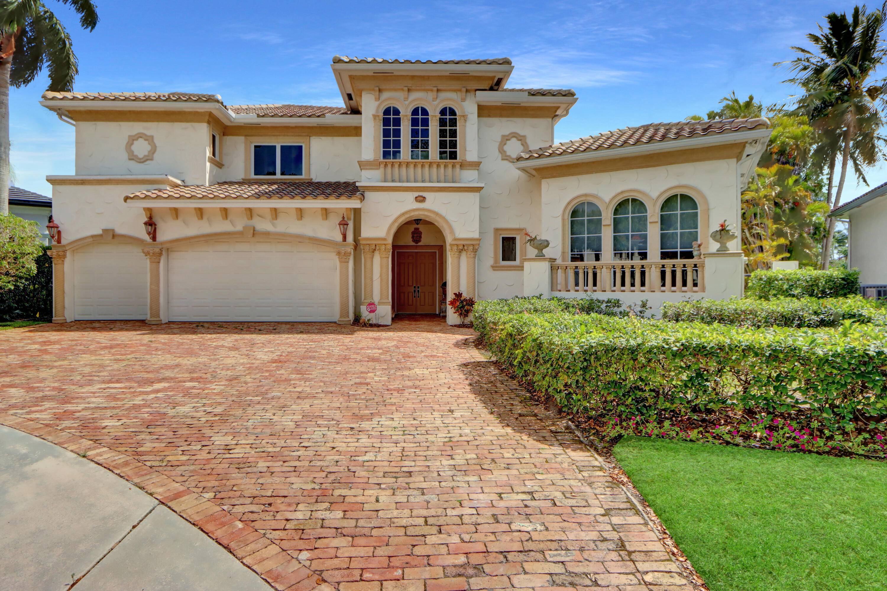 Imagine the elegance of a European villa on almost 1 3 acre with an oversized courtyard to the front endless breathtaking lake vistas to the rear !