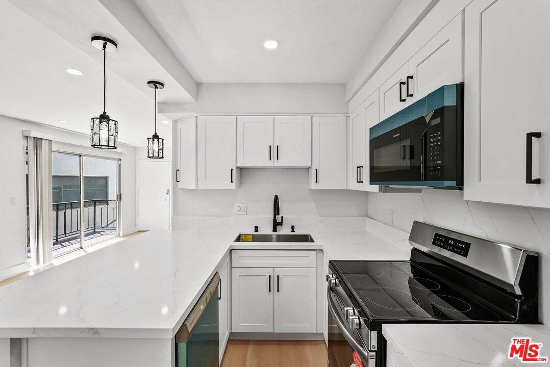 1031  N Laurel Ave 2BR Hollywood Hills East La