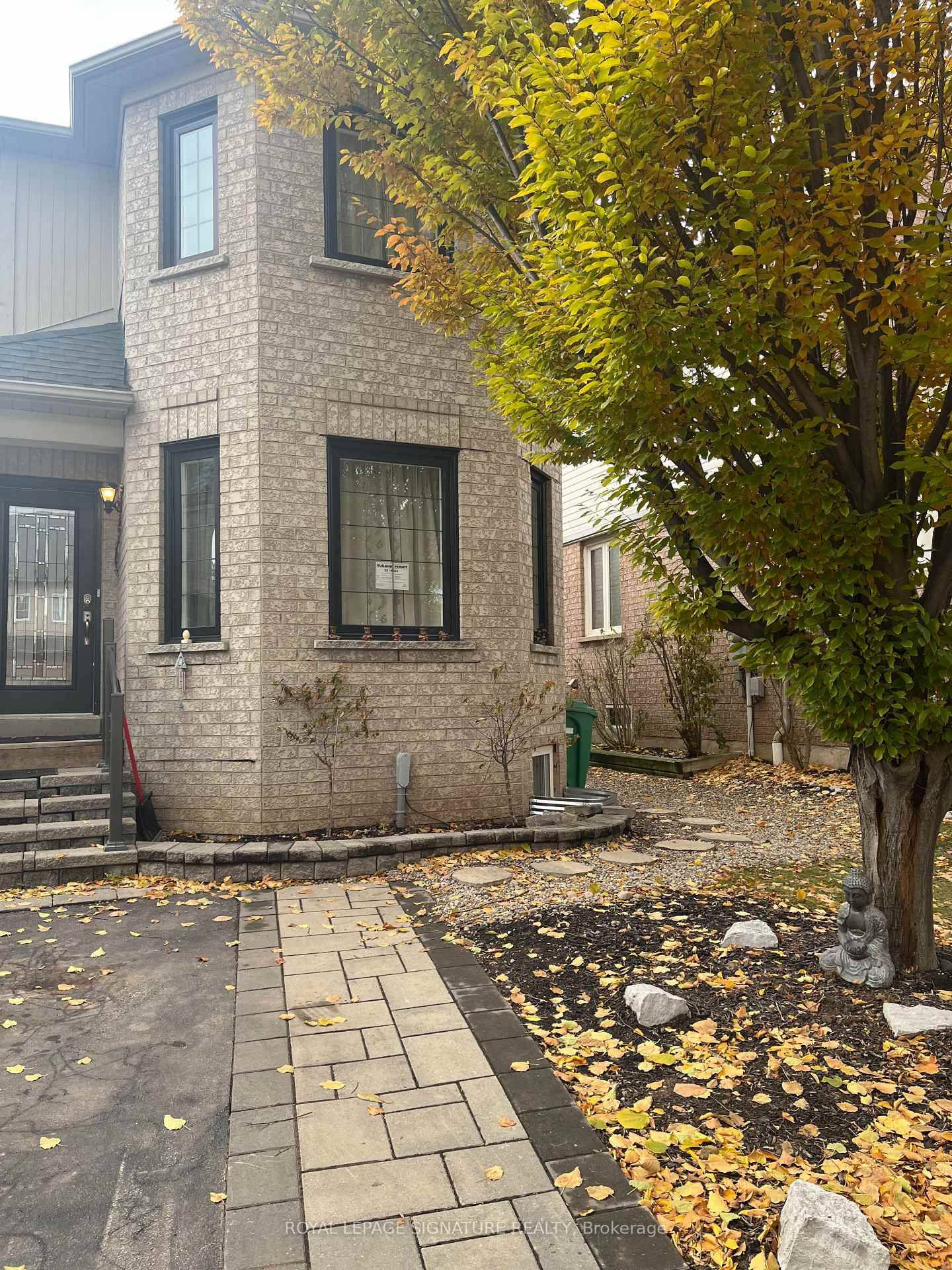 1 bedroom Legal basement apartment located in Central Erin Mills, 3 minutes drive to Streetsville GO station.