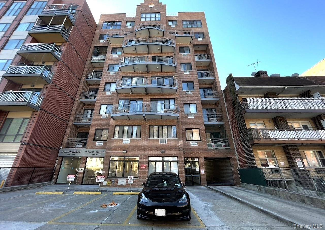 Great Location ! ! ! Beautiful Condo Located In The Center Of Flushing, Features 2 Bedrooms, 1.
