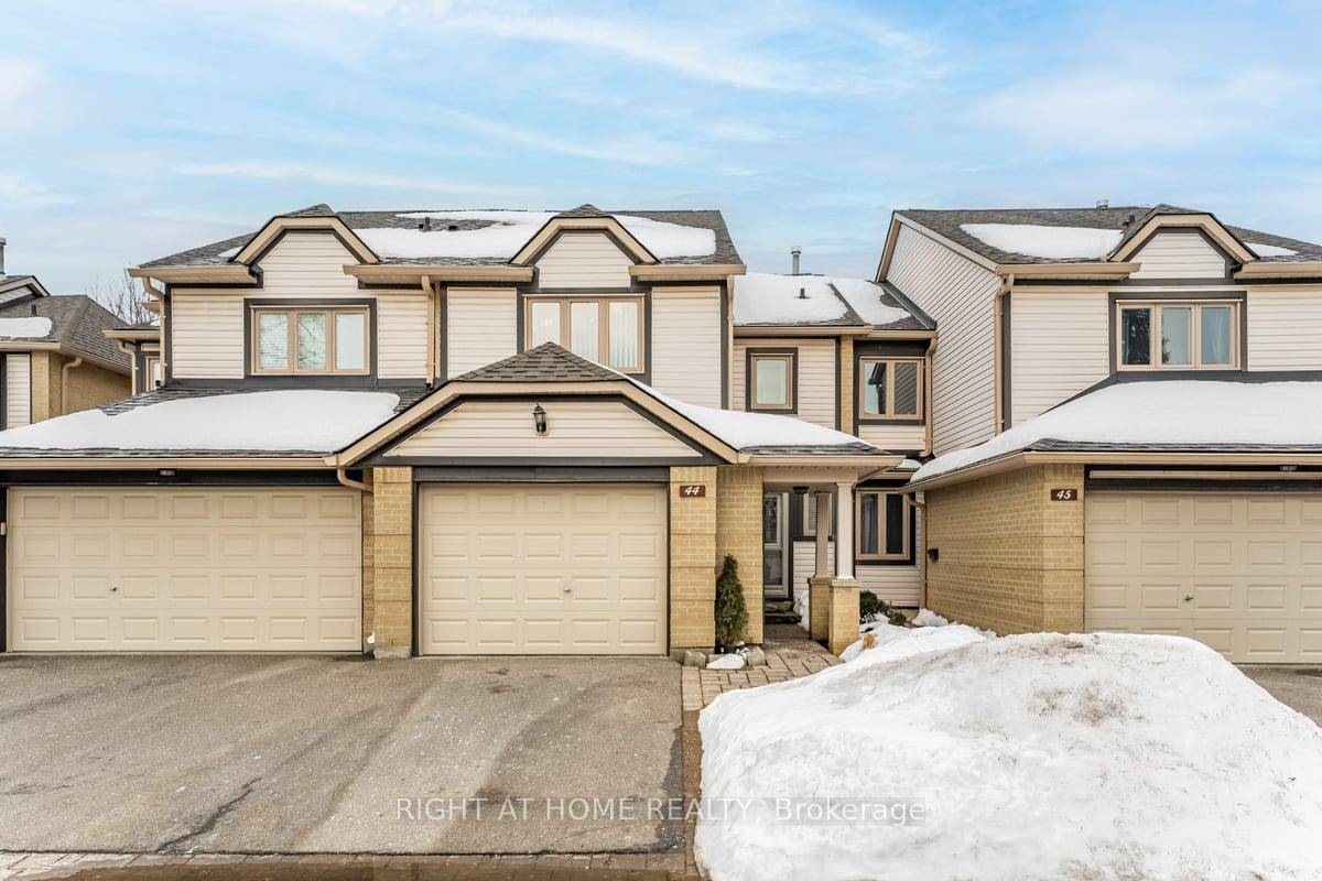 Welcome to The Avenues'' This stunning 3 bedroom, 3 bathroom townhouse is located in the heart of Erin Mills, offering parking for two cars and a finished basement.