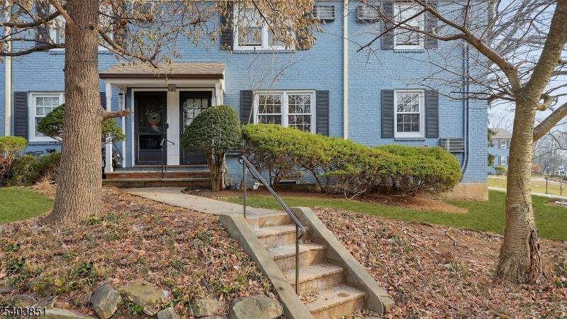 Welcome to 201 Lincoln Park in Kahlcrest.