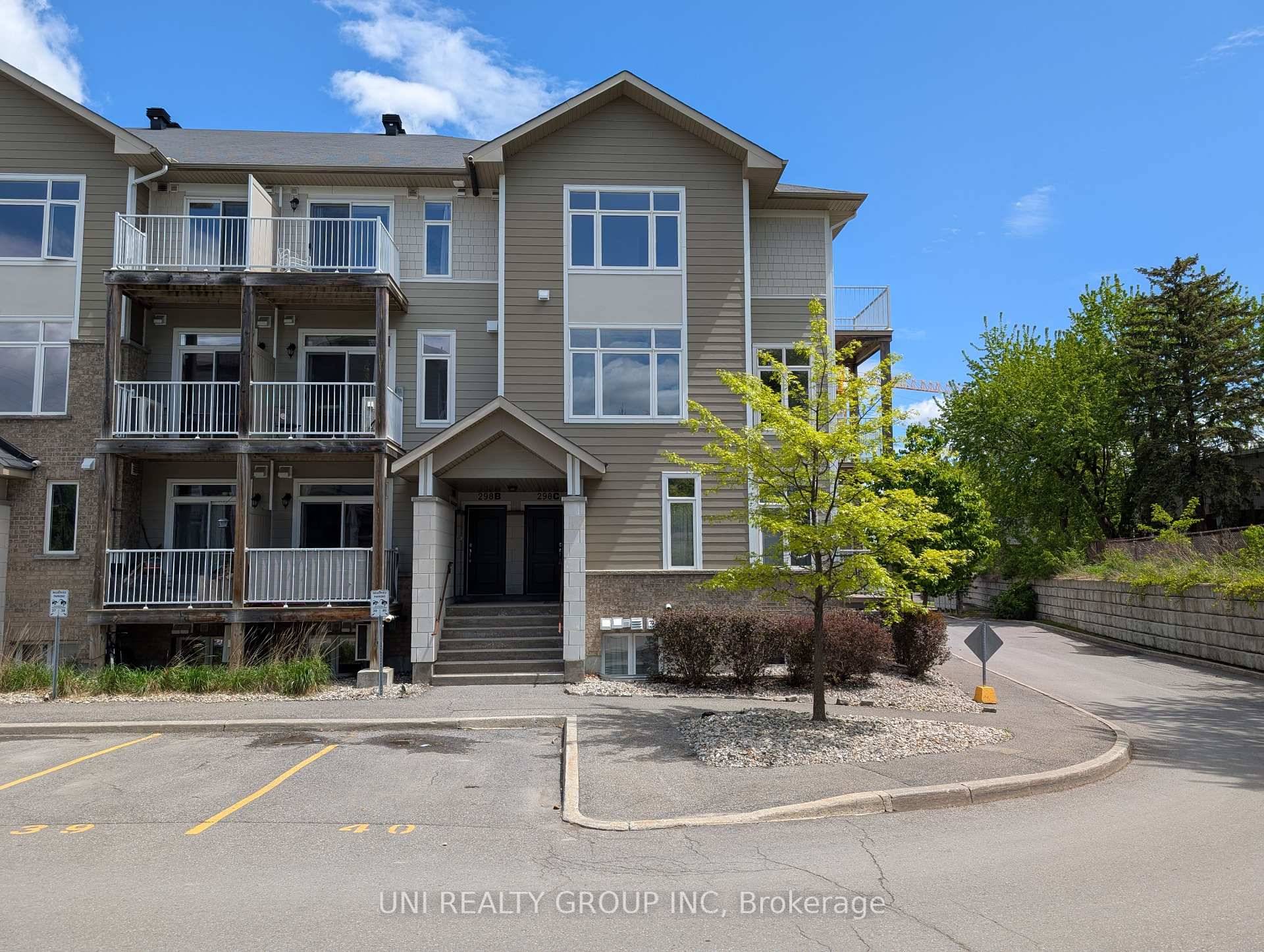 Welcome to this rarely found beautiful End Unit townhouse at Alta Vista Ridge.