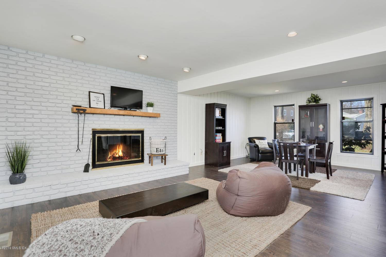 Move right into this charming, light filled home on a tree lined quiet cul de sac in convenient Cos Cob.