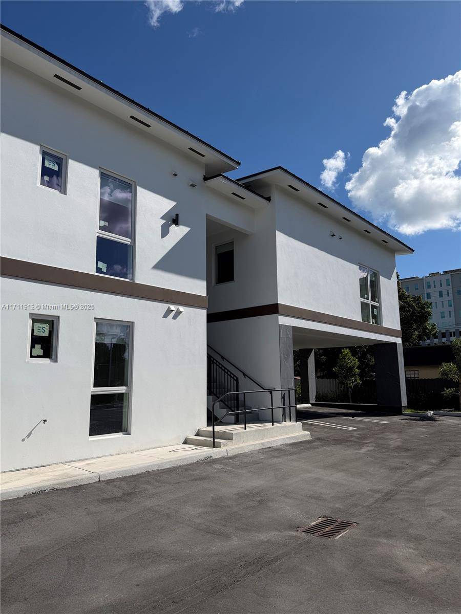 PRIME HALLANDALE TRIPLEX WHERE SOPHISTICATION MEETS PROFIT Dominate the Hallandale rental market with this meticulously crafted triplex at 210 SE 10th Avenue.