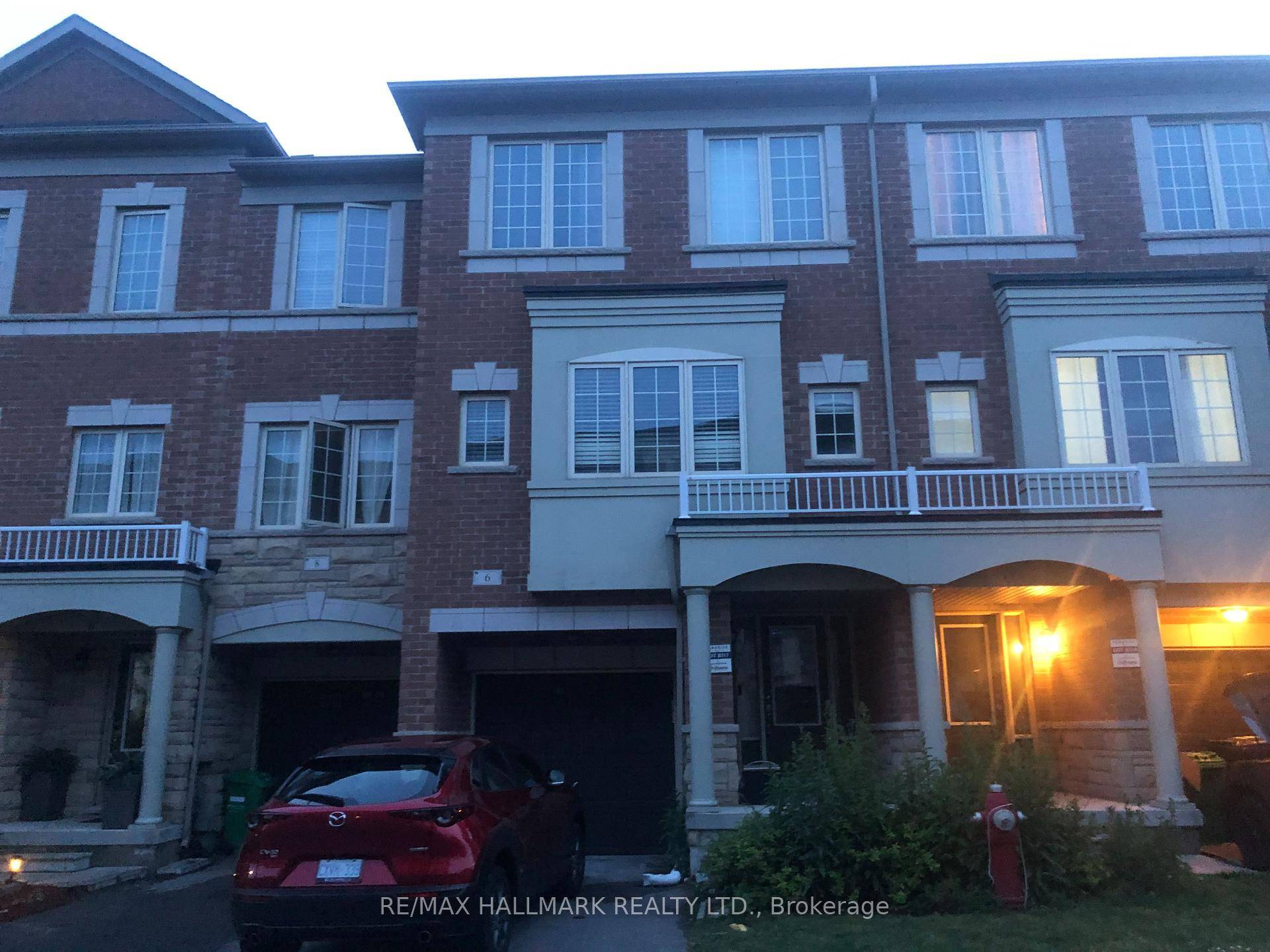 Welcome to 6 Aspen Hills a bright and spacious three bedroom, four bathroom condo townhouse situated in the highly desirable Credit Valley neighborhood.