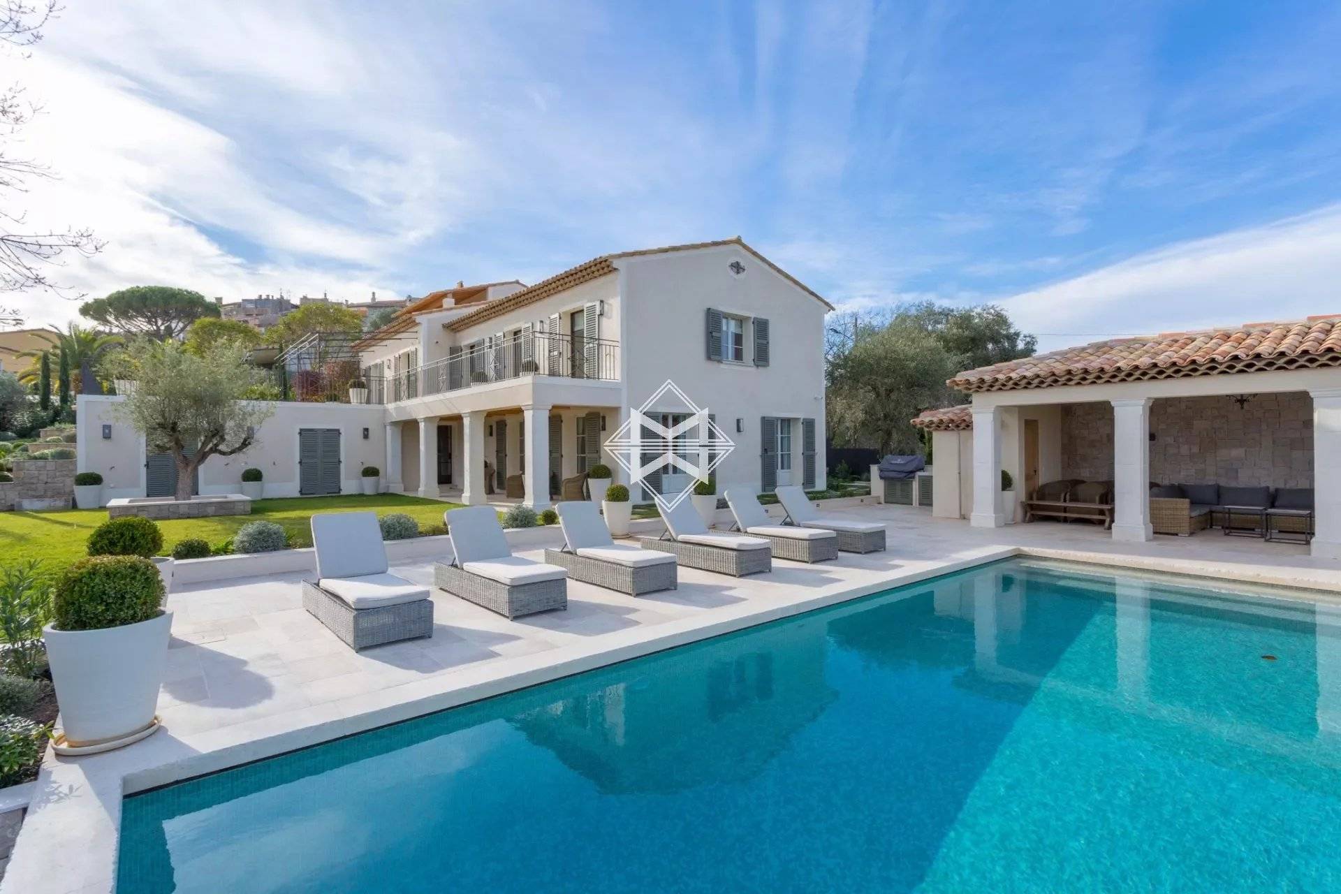 MOUGINS VILLAGE - New villa with sea view