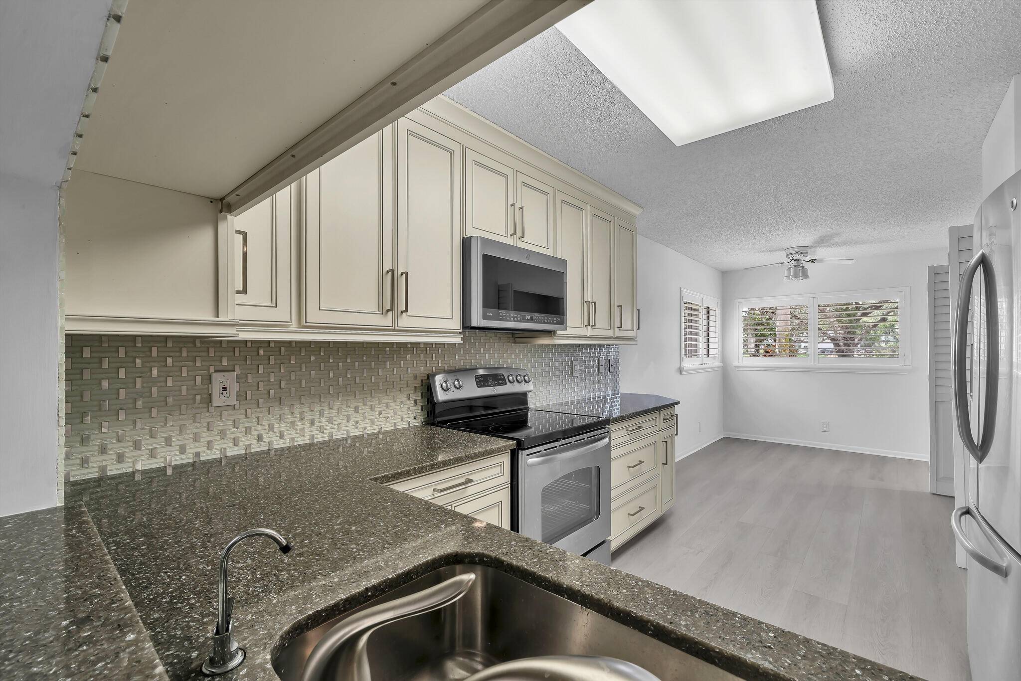 Exquisitely updated, bright, spacious, 2BR 2BA, 1st flr, corner unit in the much sought after Lakes of Delray !