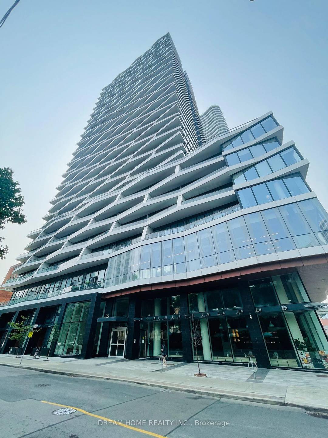 Outstanding Axis Condo ! 776 Sq Ft Corner Unit !