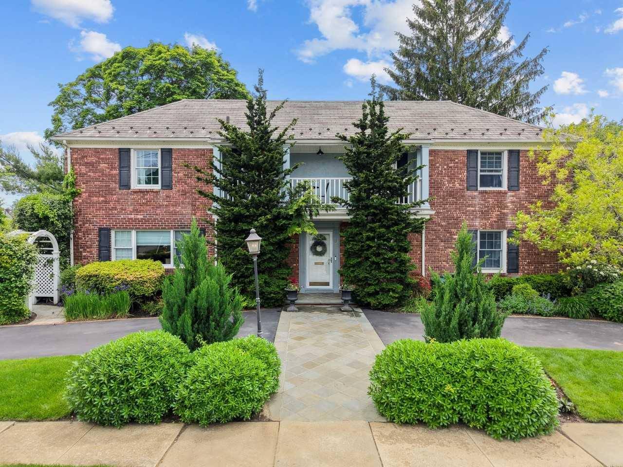 Beautifully positioned on a dead end street in the Old Canterbury section of Rockville Centre and within the Hewitt Elementary School zone, this 4 bedroom, 2.