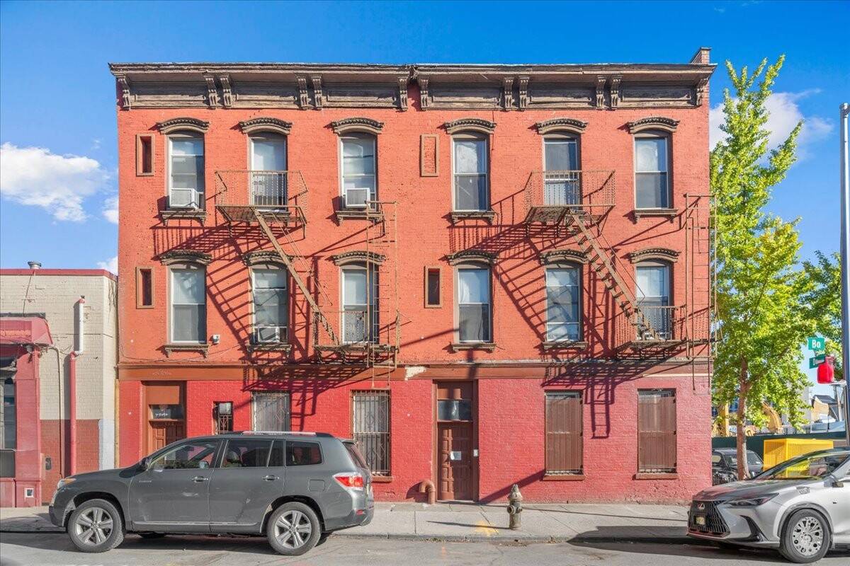 Attention investors ! This corner building with a driveway boasts nearly 4, 000 sqft, with over 3, 500 sqft of available floor area ratio FAR.