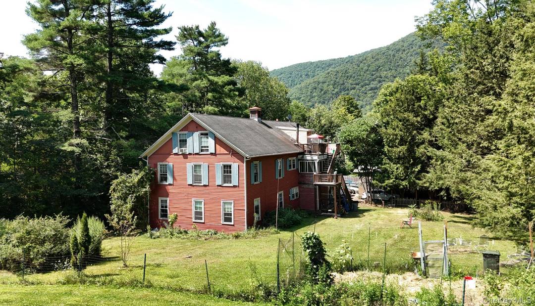 Welcome to a great investment opportunity in picturesque Chichester, NY.