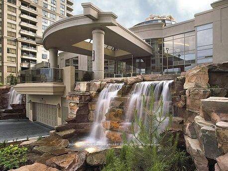 Stylish 1 Bedroom Den at Tridels Ovation II in the Heart of Mississauga City Centre.