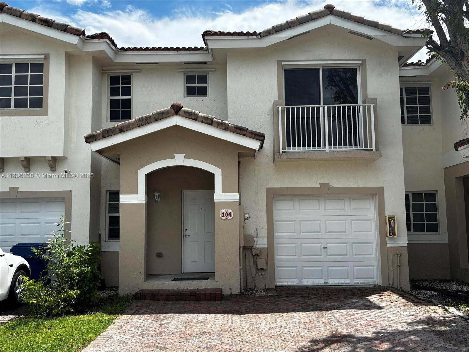 Spacious and bright Townhouse featuring 3 bedrooms, 2.
