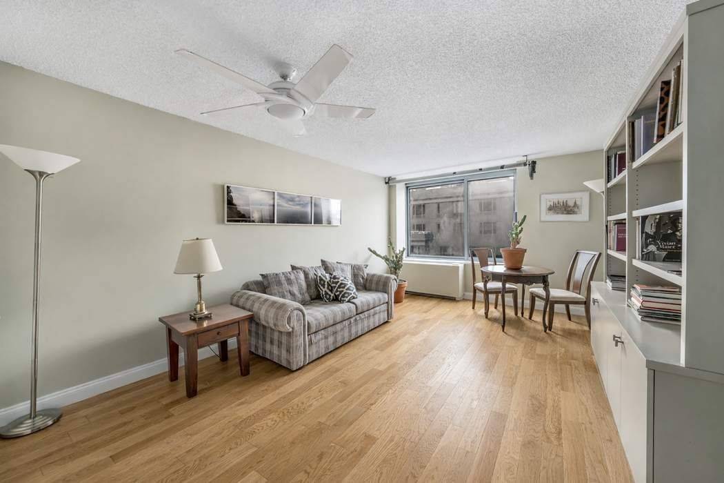 Sunny West Facing One Bedroom Condominium at The Grand Chelsea APARTMENT This inviting one bedroom home at The Grand Chelsea offers an ideal combination of light, space, and function.