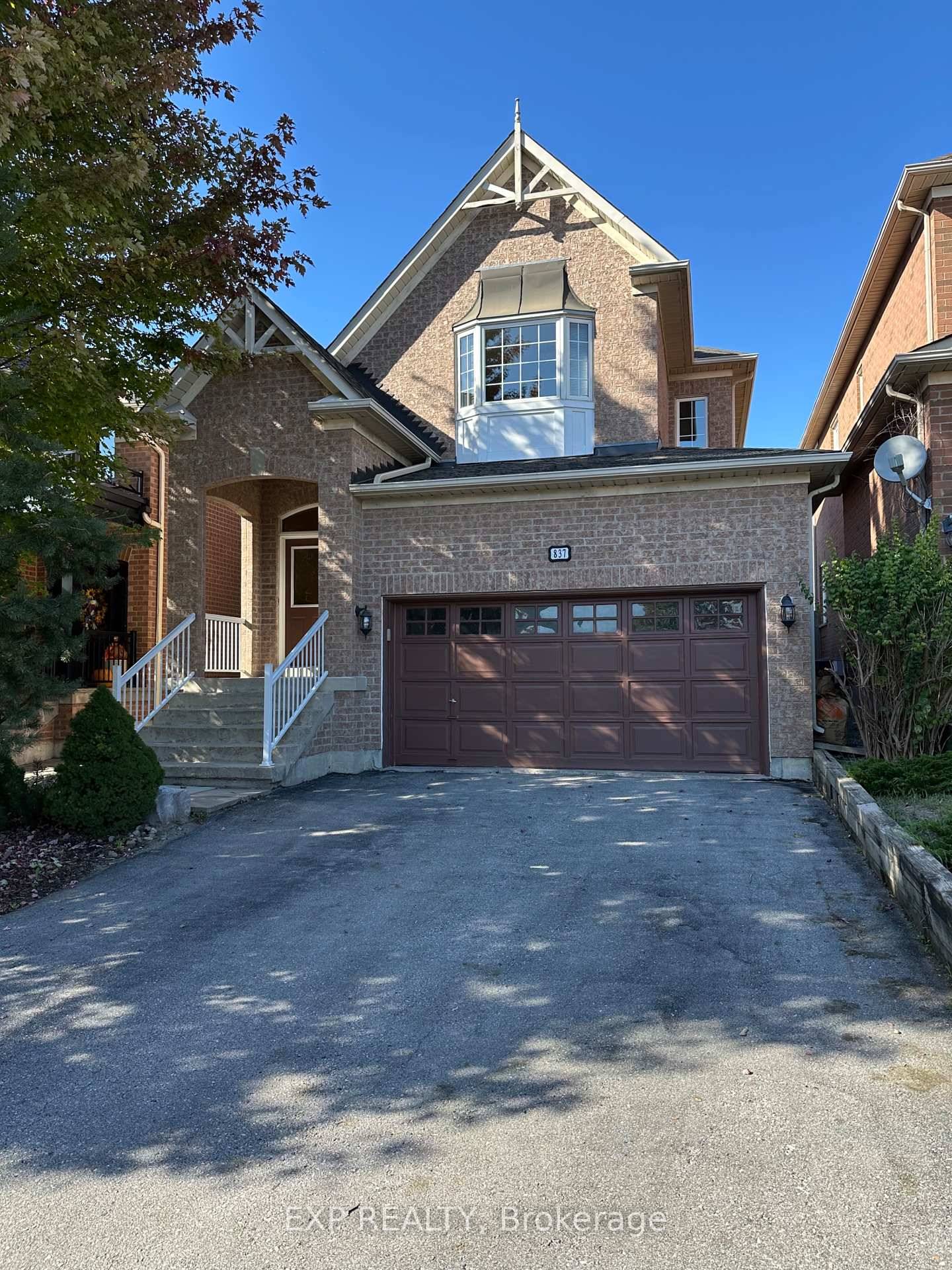 Absolutely stunning and spacious 3 bedroom home in sought after Summerhill Estates !