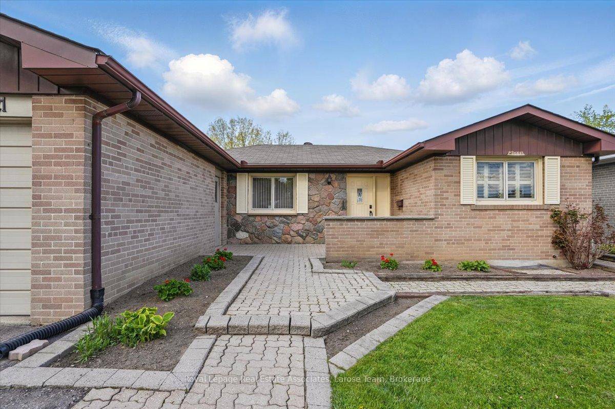 Welcome to 3221 Havenwood Drive, a cherished 3 1 bedroom, 2 bathroom lovingly maintained bungalow in the charming Applewood community that has never before been on the market !