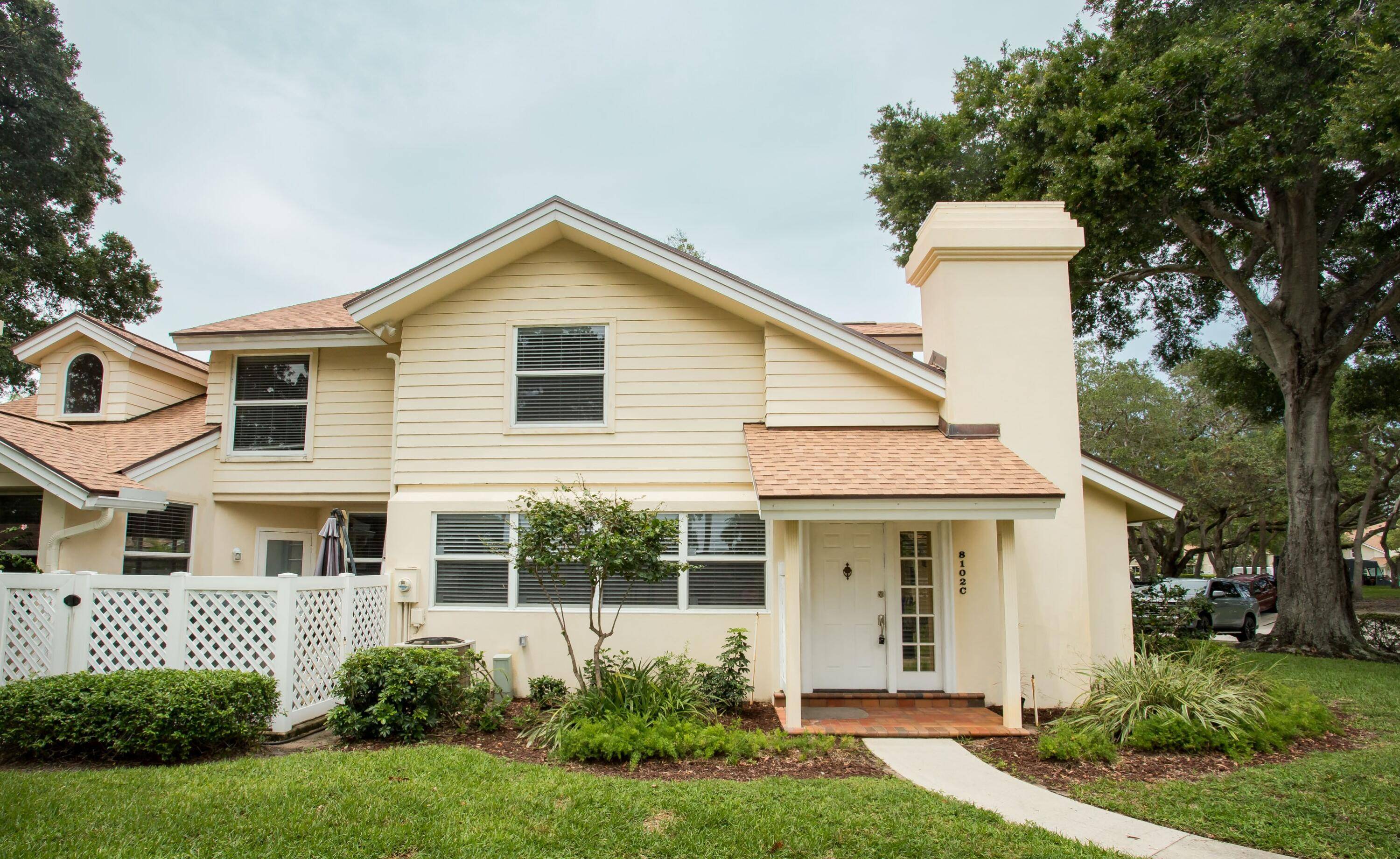 Amazing Buy ! Wellesley at Lake Clarke Shores, 24 hour man gated guard entrance, 3 bedroom, 2 bathroom with 2 assigned parking spaces and plenty of guest parking available, vaulted ...