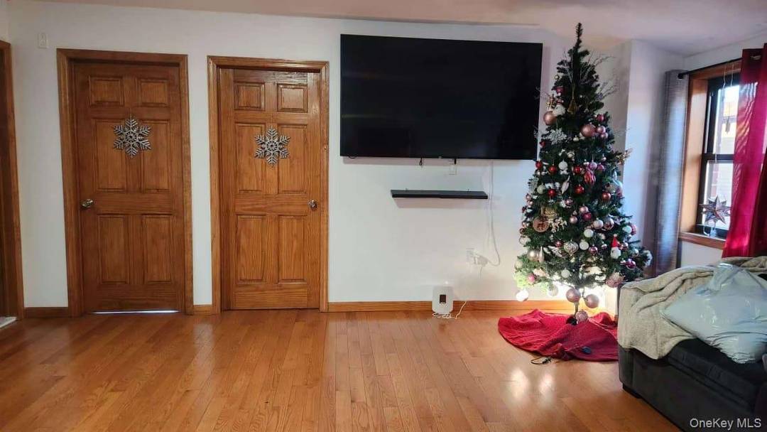 Desirable block in CollegePoint, Walk to MacNeil Park and bus stop, huge apt on 2nd fl.