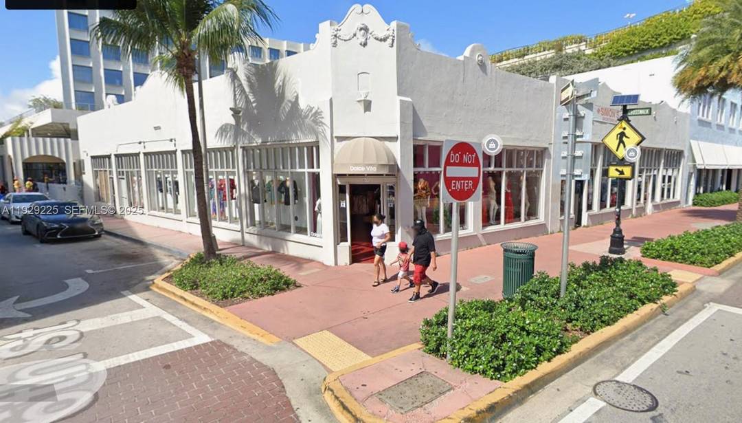 Discover a rare opportunity to acquire two high visibility commercial assets in the heart of South Beach s world renowned Collins Avenue retail corridor.