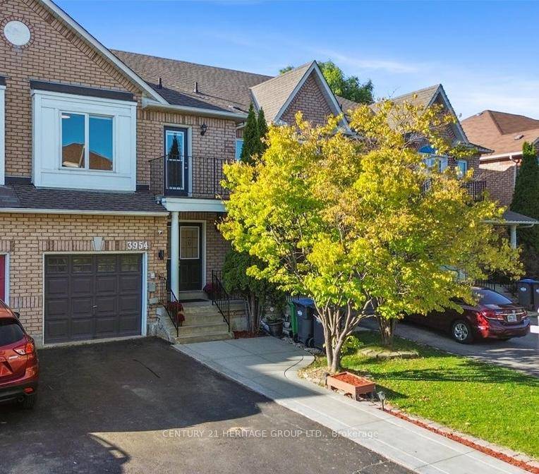This spacious and bright 3 bedroom townhouse could be your next home !