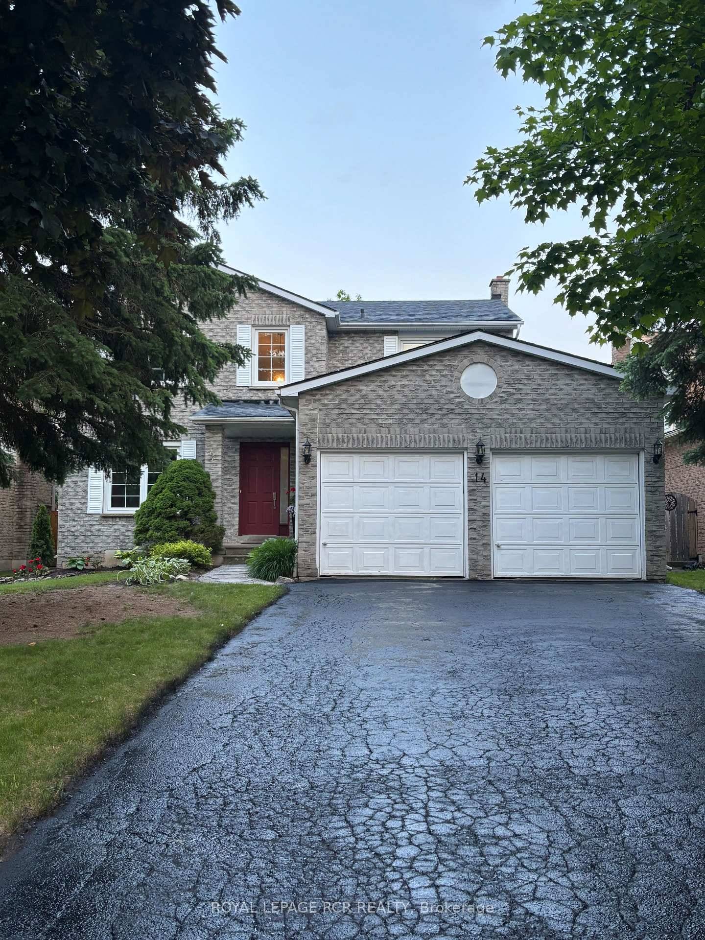 Location, location. 3 Bedroom home, perfectly situated on a very desirable, quiet, family friendly and safe Crescent.