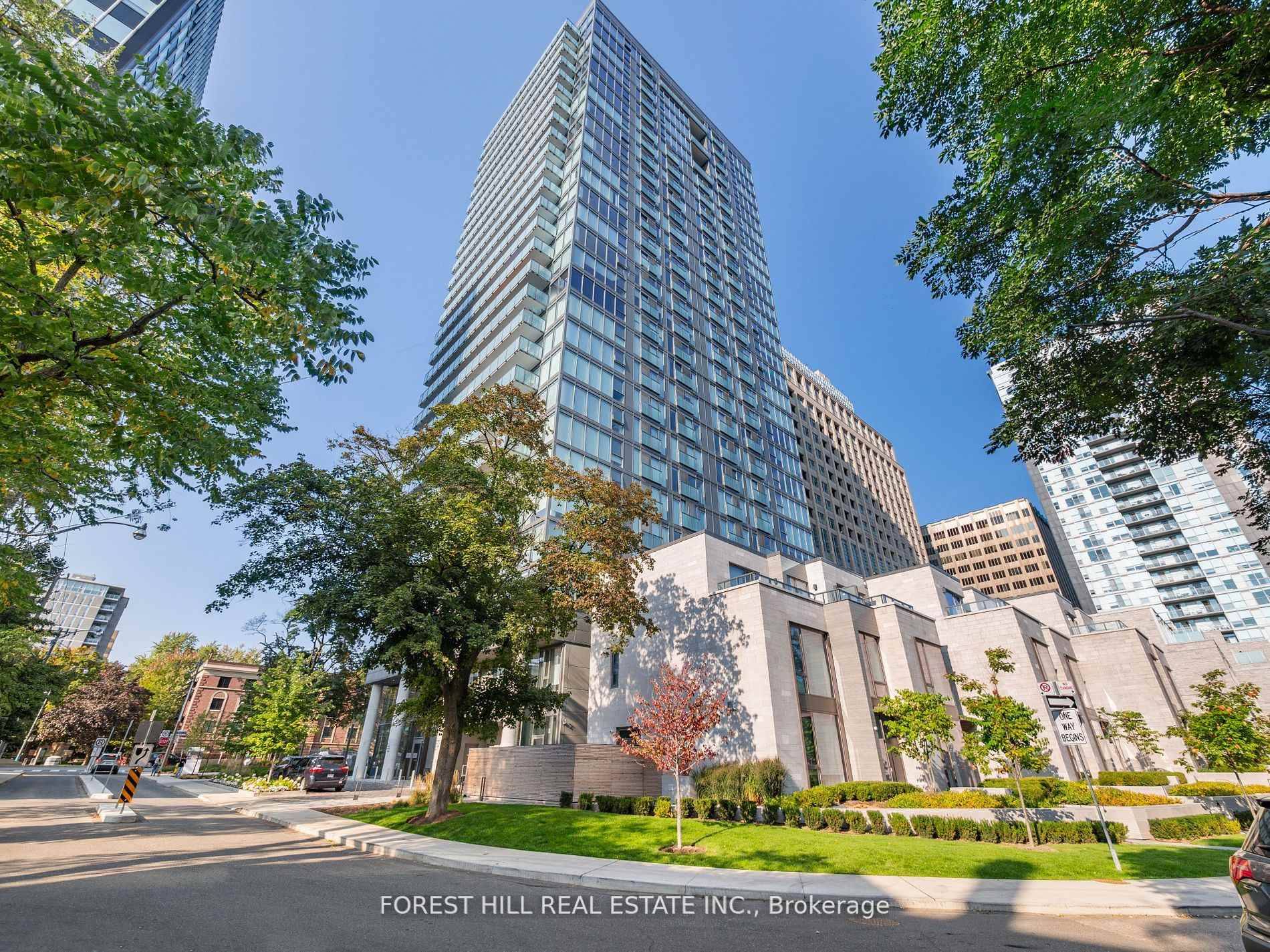 Welcome home to one of the most sophisticated neighborhood in Toronto along with the best floor plan in the building !